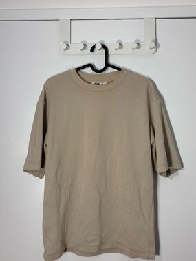 Uniqlo Men's Short Sleeve Crewneck T-Shirt in Light Beige